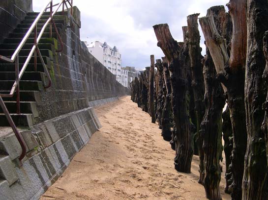  deerière les brise-lames de la plage du Sillon